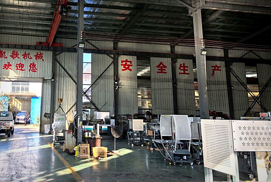 Dentro il laboratorio Kaige con macchine in produzione